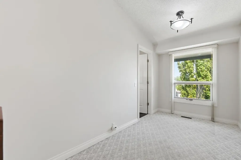 5807 Coach Hill Road SW Calgary AB T3H 1E3