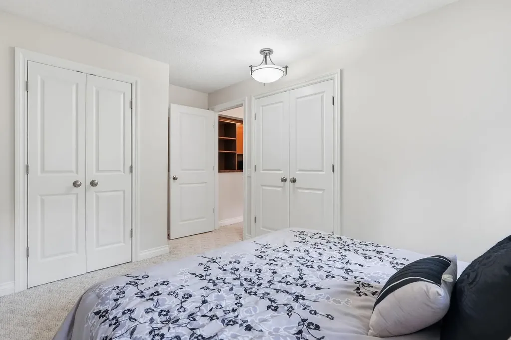 5807 Coach Hill Road SW Calgary AB T3H 1E3