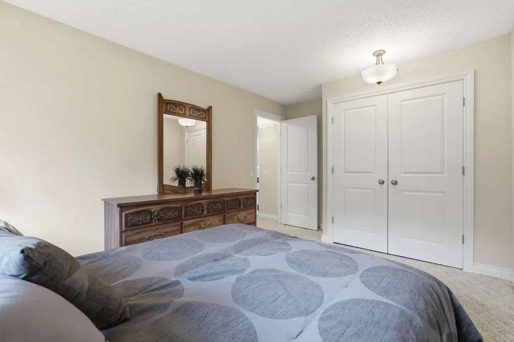 5807 Coach Hill Road SW Calgary AB T3H 1E3
