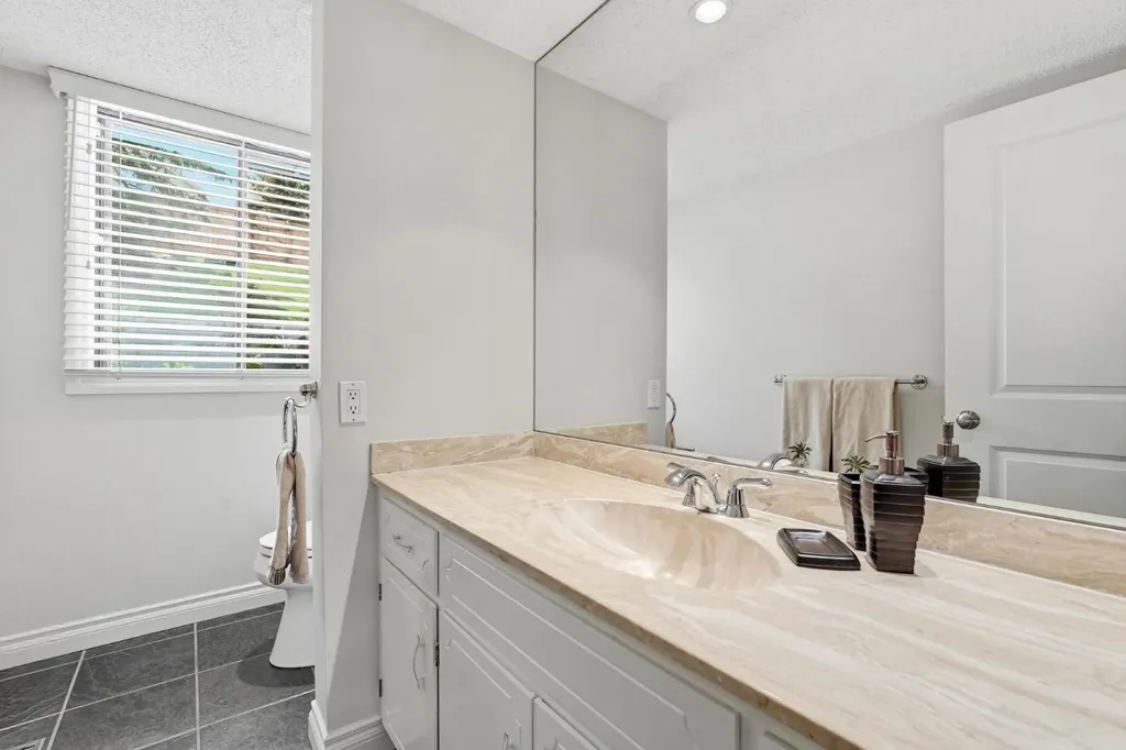 5807 Coach Hill Road SW Calgary AB T3H 1E3