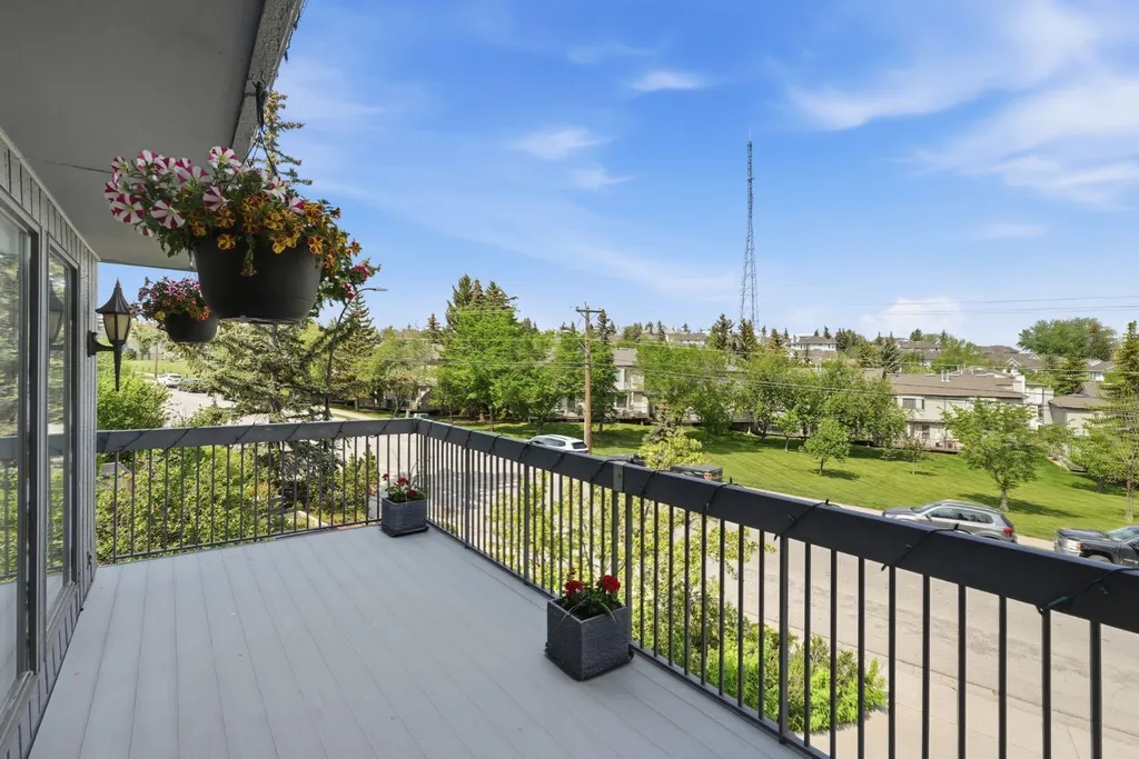 5807 Coach Hill Road SW Calgary AB T3H 1E3