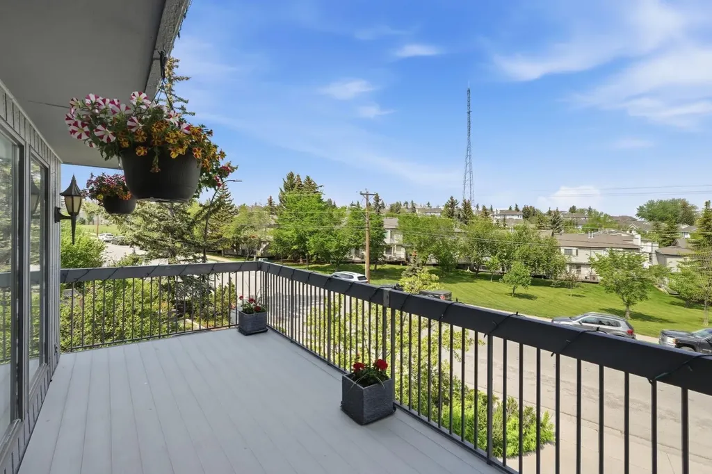 5807 Coach Hill Road SW Calgary AB T3H 1E3