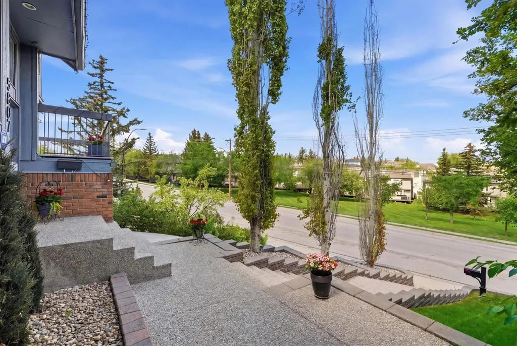 5807 Coach Hill Road SW Calgary AB T3H 1E3