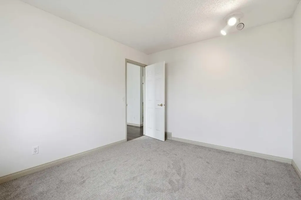 29 Edenwold Green NW Calgary AB T3A 5B8