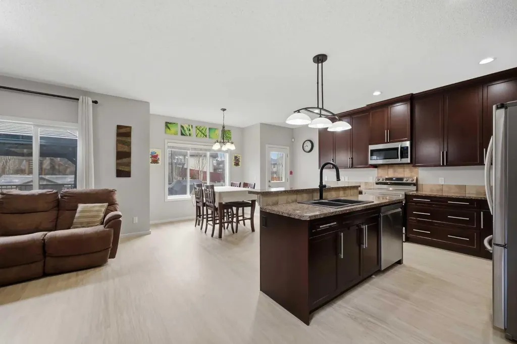 1198 Kingston Crescent SE Airdrie AB T4A 0E9