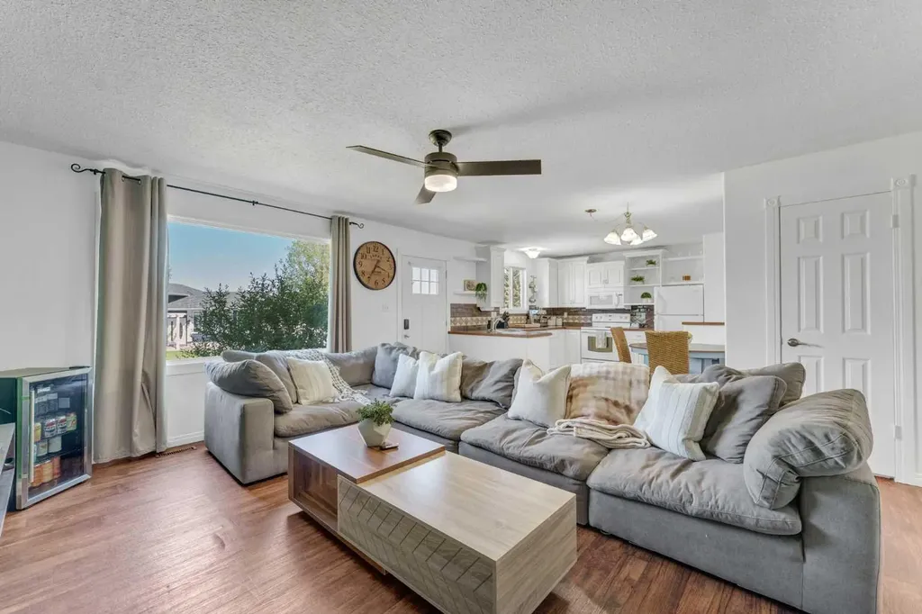 353 Ross Glen Drive SE Medicine Hat AB T1B 1Y3