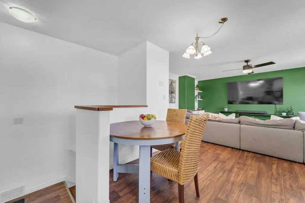 353 Ross Glen Drive SE Medicine Hat AB T1B 1Y3