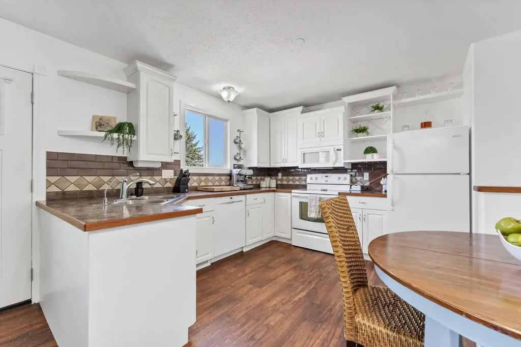 353 Ross Glen Drive SE Medicine Hat AB T1B 1Y3