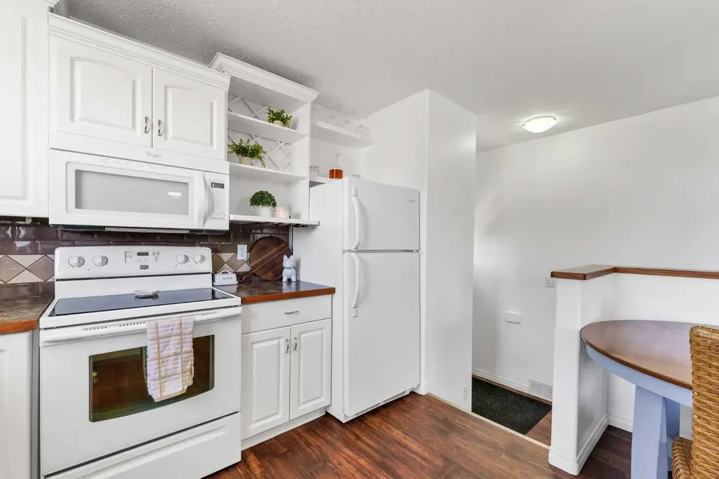 353 Ross Glen Drive SE Medicine Hat AB T1B 1Y3