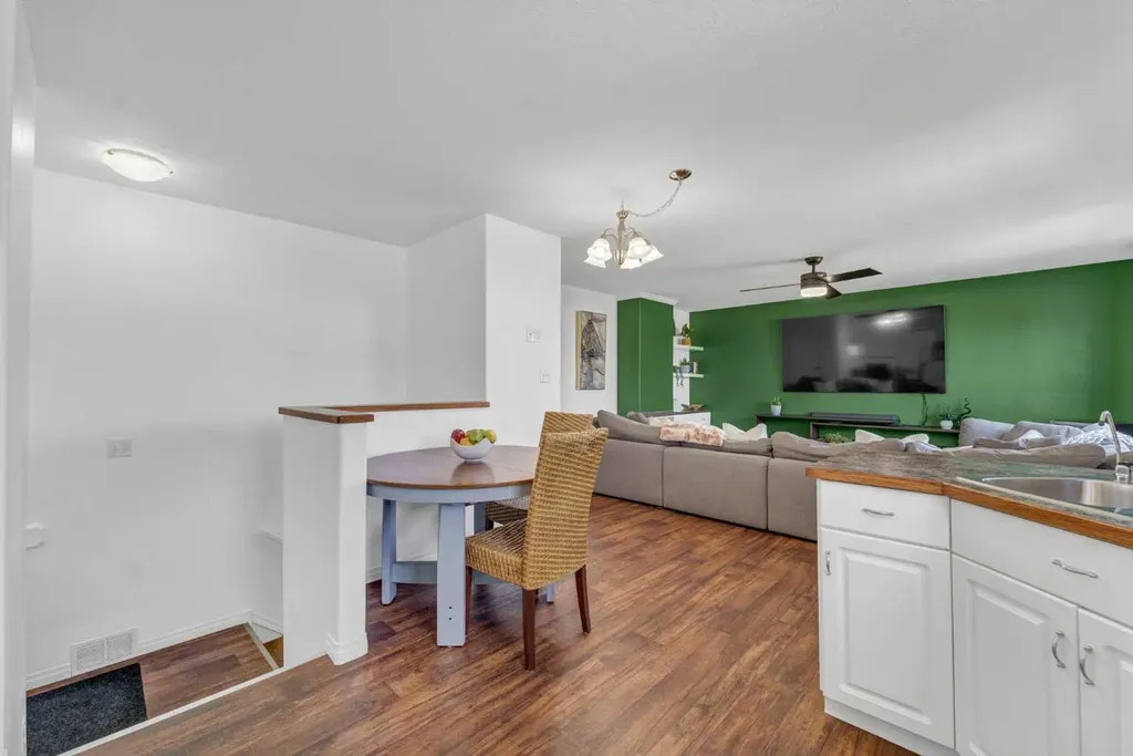 353 Ross Glen Drive SE Medicine Hat AB T1B 1Y3