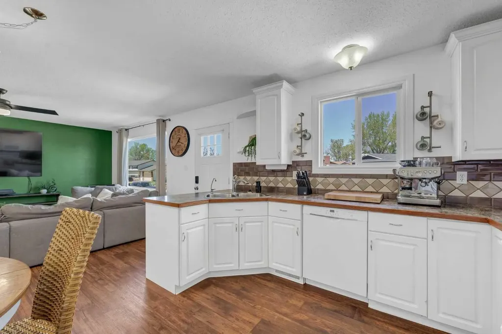 353 Ross Glen Drive SE Medicine Hat AB T1B 1Y3