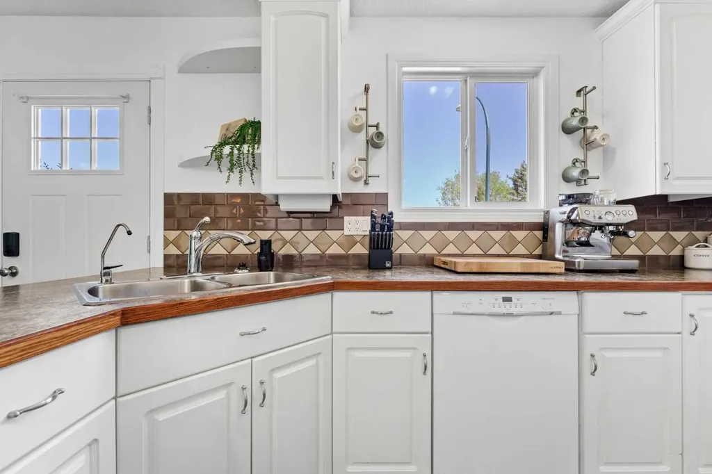 353 Ross Glen Drive SE Medicine Hat AB T1B 1Y3