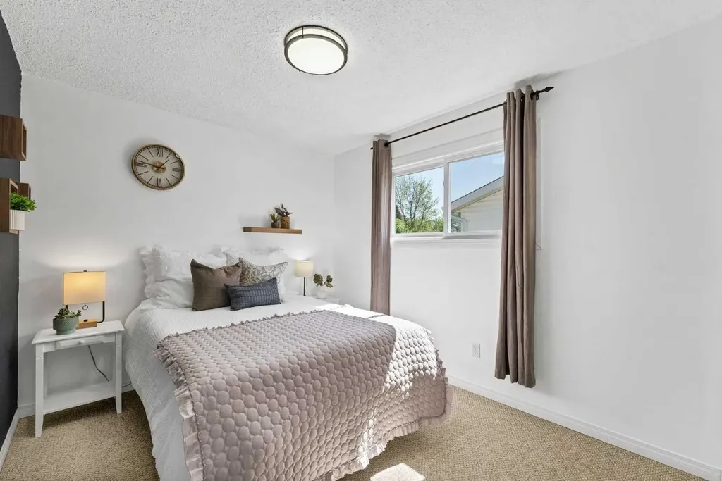 353 Ross Glen Drive SE Medicine Hat AB T1B 1Y3