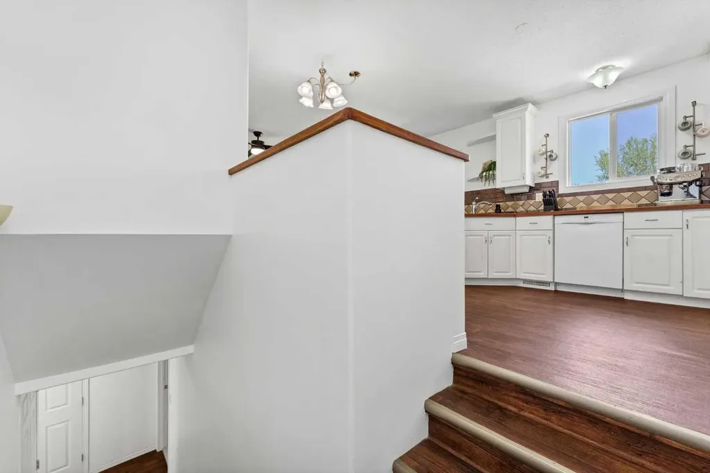 353 Ross Glen Drive SE Medicine Hat AB T1B 1Y3