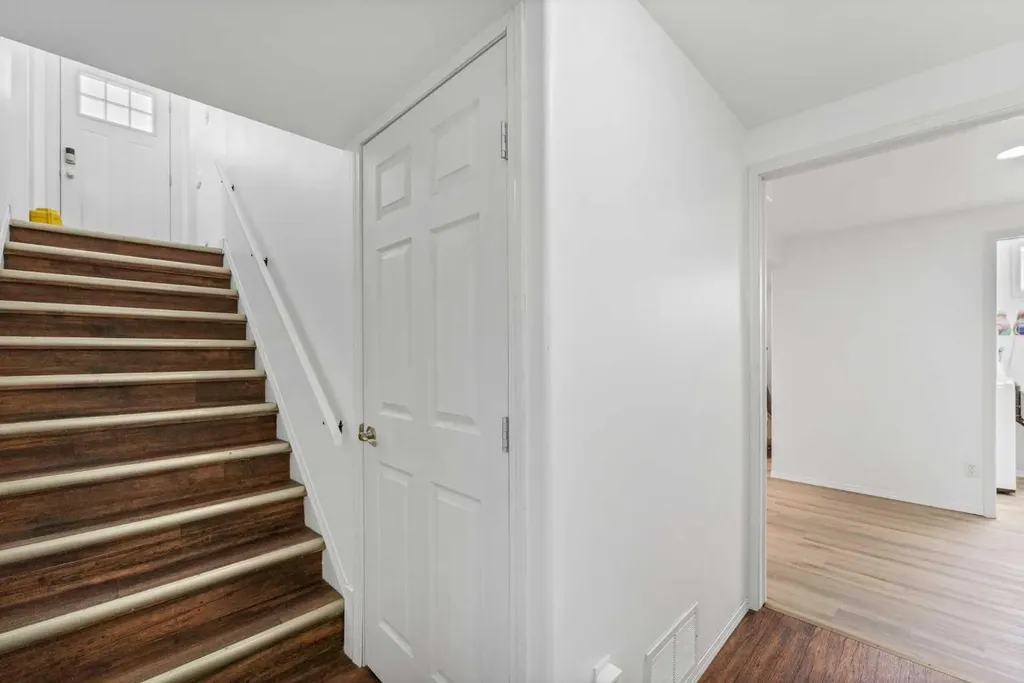 353 Ross Glen Drive SE Medicine Hat AB T1B 1Y3