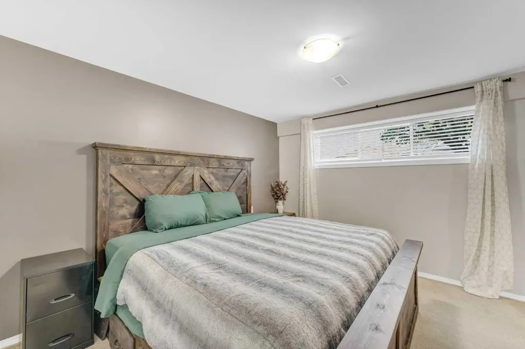 353 Ross Glen Drive SE Medicine Hat AB T1B 1Y3