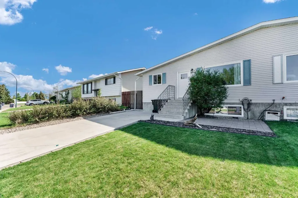 353 Ross Glen Drive SE Medicine Hat AB T1B 1Y3