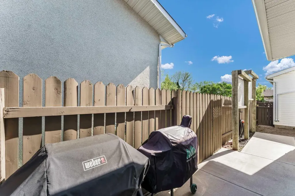 353 Ross Glen Drive SE Medicine Hat AB T1B 1Y3
