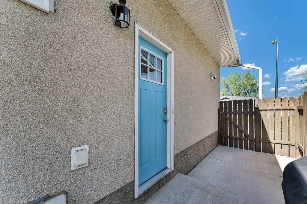353 Ross Glen Drive SE Medicine Hat AB T1B 1Y3