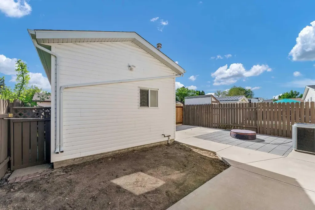 353 Ross Glen Drive SE Medicine Hat AB T1B 1Y3