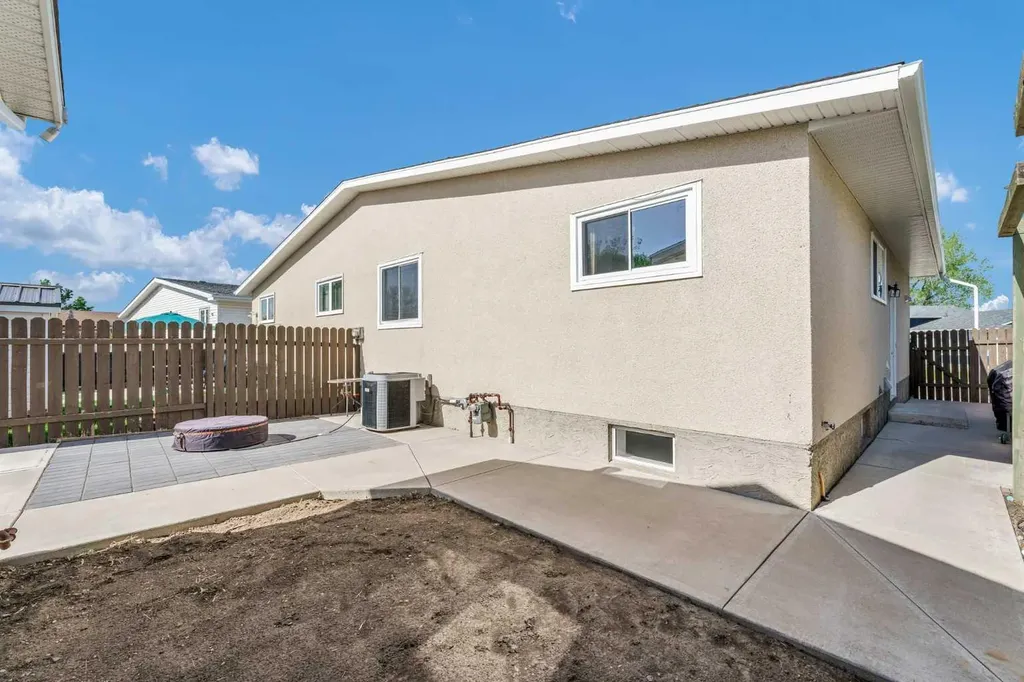 353 Ross Glen Drive SE Medicine Hat AB T1B 1Y3
