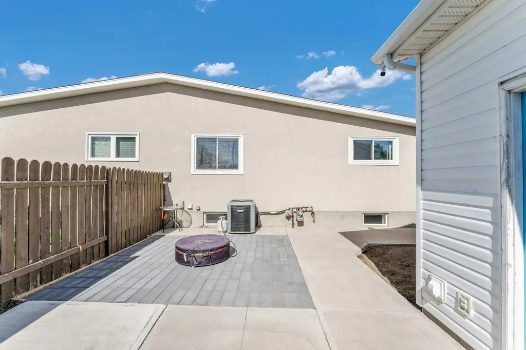353 Ross Glen Drive SE Medicine Hat AB T1B 1Y3