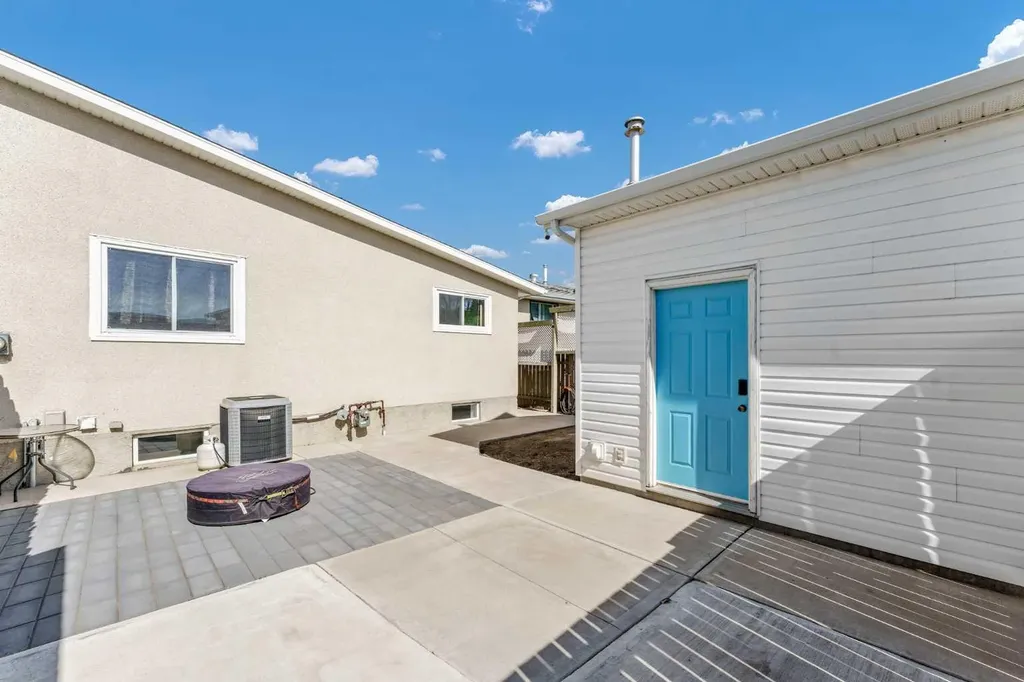 353 Ross Glen Drive SE Medicine Hat AB T1B 1Y3