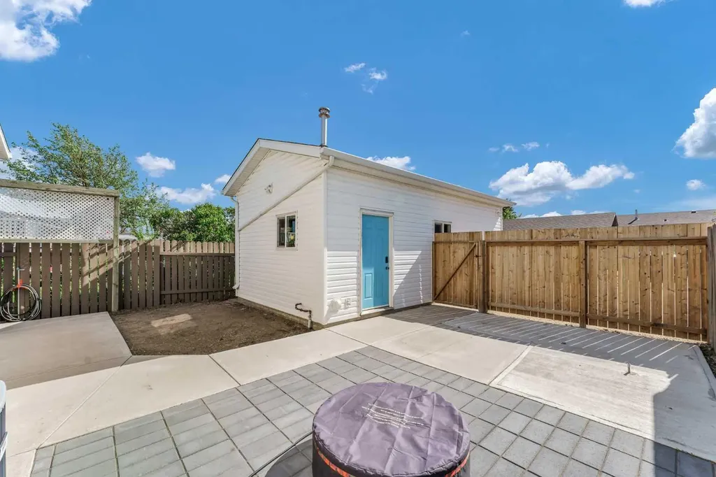 353 Ross Glen Drive SE Medicine Hat AB T1B 1Y3