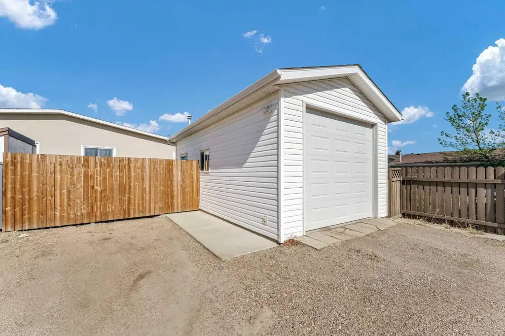 353 Ross Glen Drive SE Medicine Hat AB T1B 1Y3