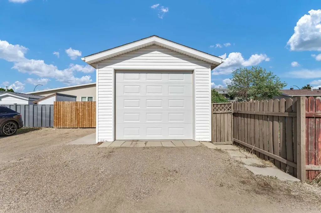 353 Ross Glen Drive SE Medicine Hat AB T1B 1Y3