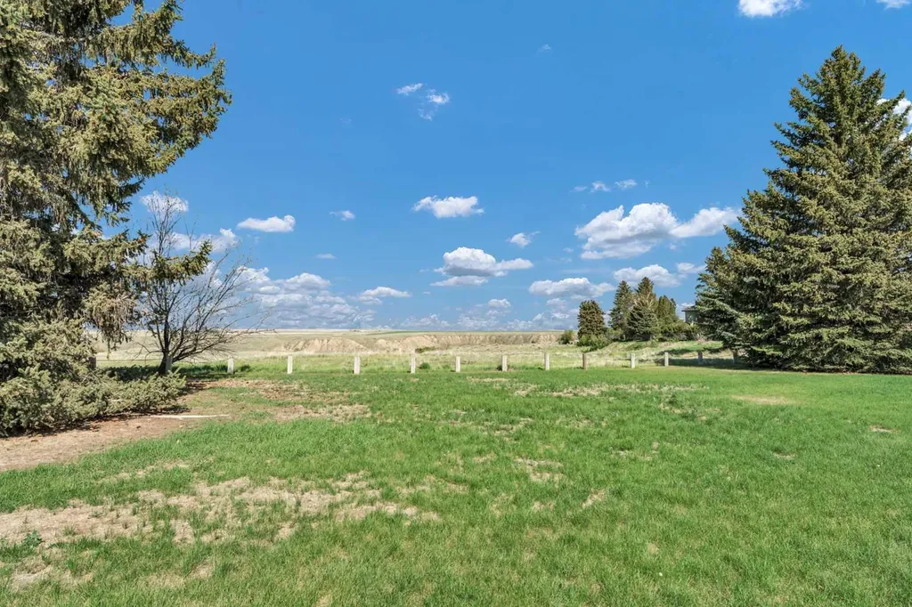 353 Ross Glen Drive SE Medicine Hat AB T1B 1Y3