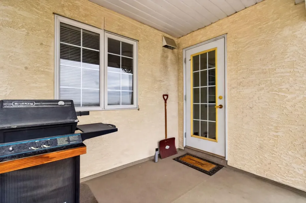 2314 Sienna Park Green SW Calgary AB T3H 3N7