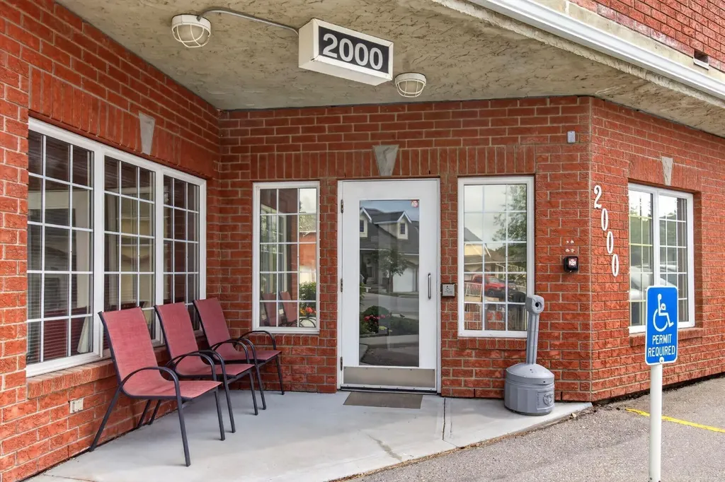 2314 Sienna Park Green SW Calgary AB T3H 3N7