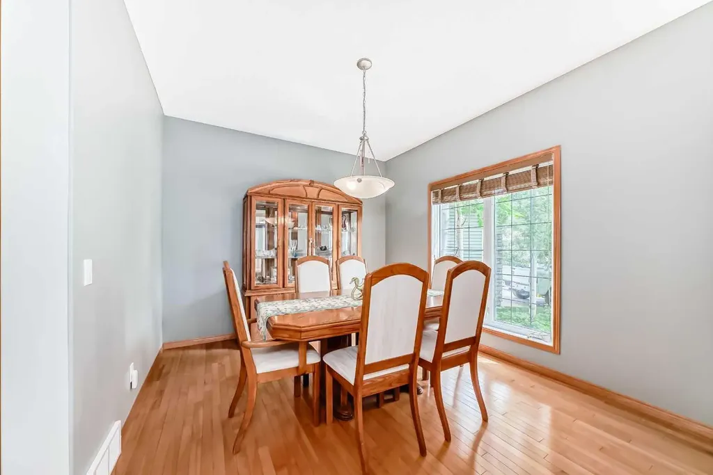 147 Oakmere Green Chestermere AB T1X 1N4