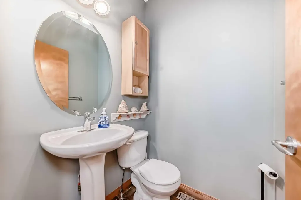 147 Oakmere Green Chestermere AB T1X 1N4