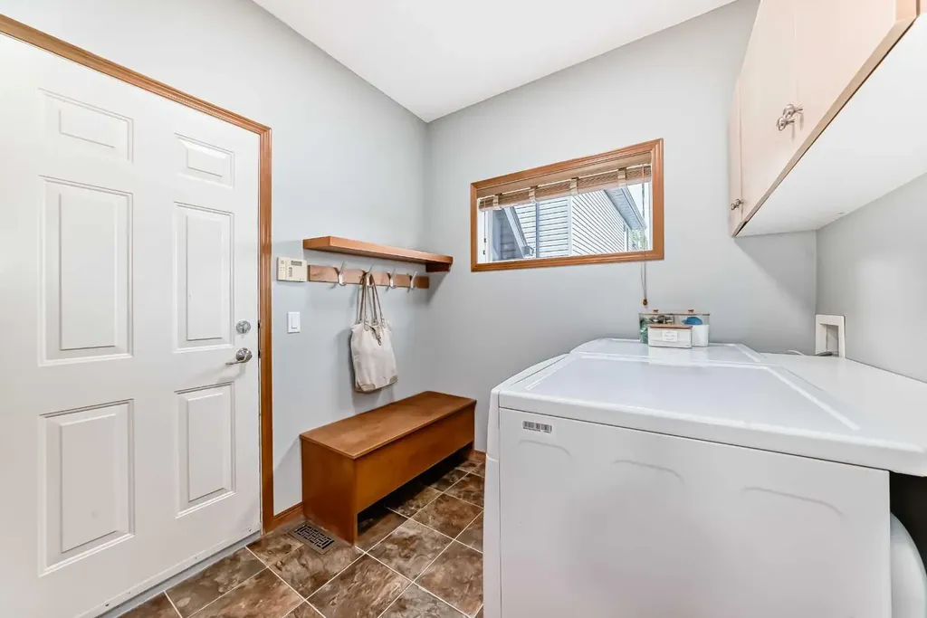 147 Oakmere Green Chestermere AB T1X 1N4