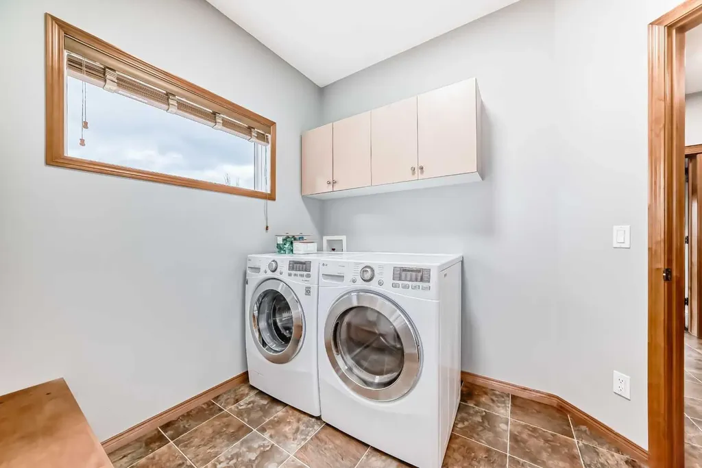 147 Oakmere Green Chestermere AB T1X 1N4
