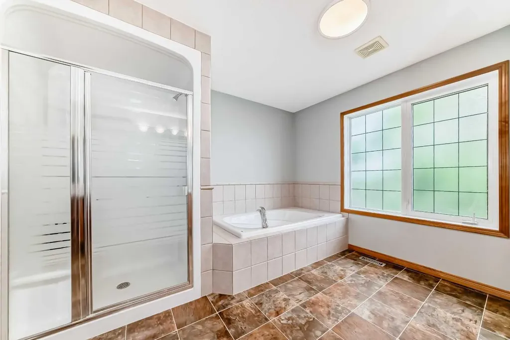 147 Oakmere Green Chestermere AB T1X 1N4