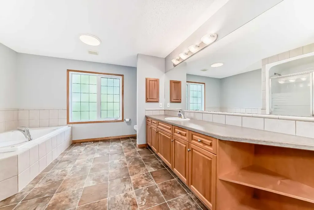 147 Oakmere Green Chestermere AB T1X 1N4