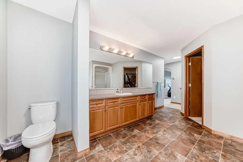 147 Oakmere Green Chestermere AB T1X 1N4