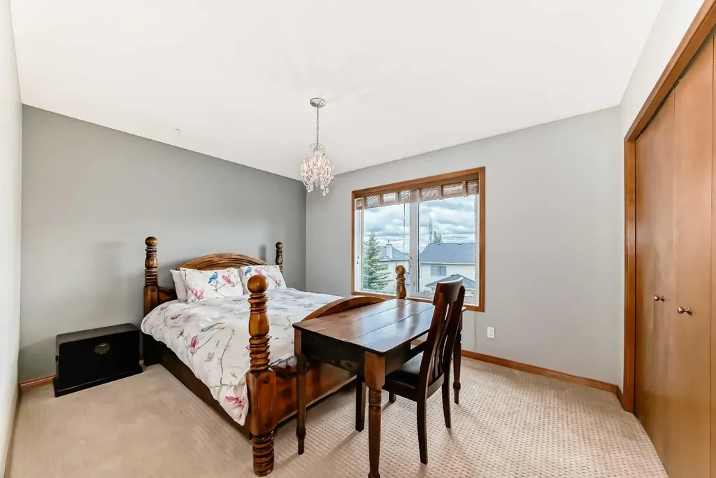 147 Oakmere Green Chestermere AB T1X 1N4