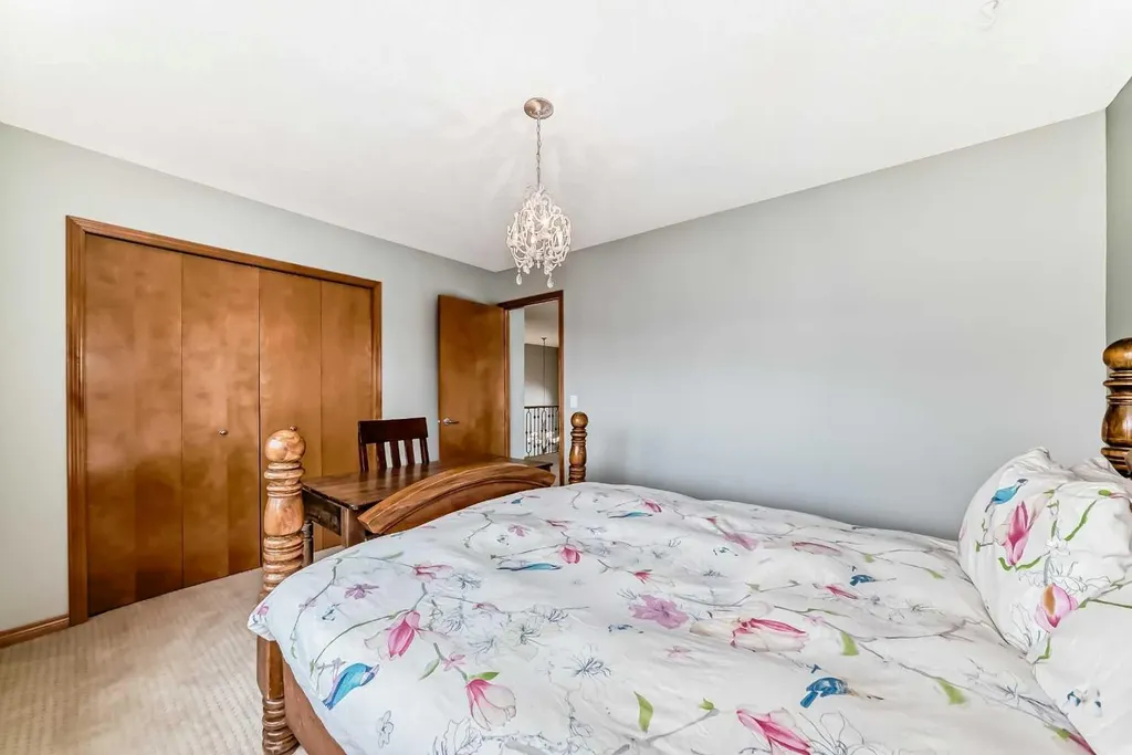 147 Oakmere Green Chestermere AB T1X 1N4