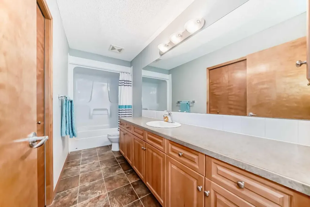 147 Oakmere Green Chestermere AB T1X 1N4