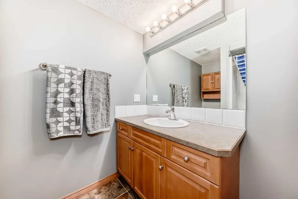 147 Oakmere Green Chestermere AB T1X 1N4