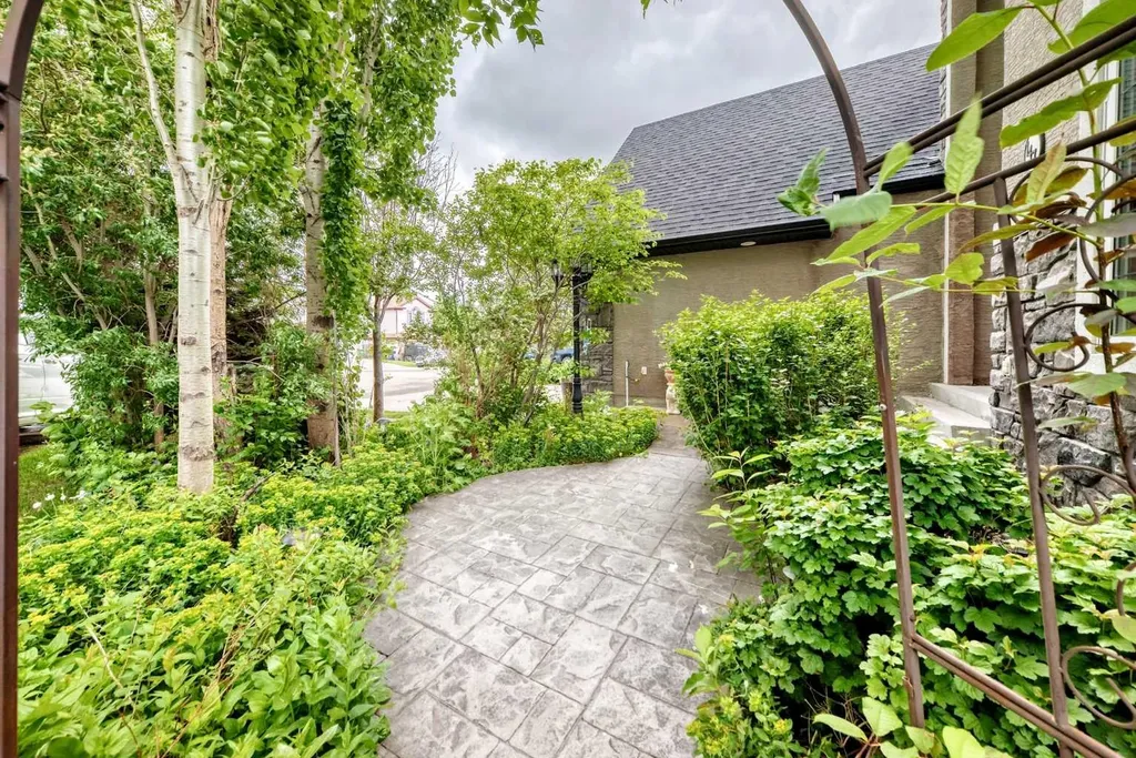 147 Oakmere Green Chestermere AB T1X 1N4