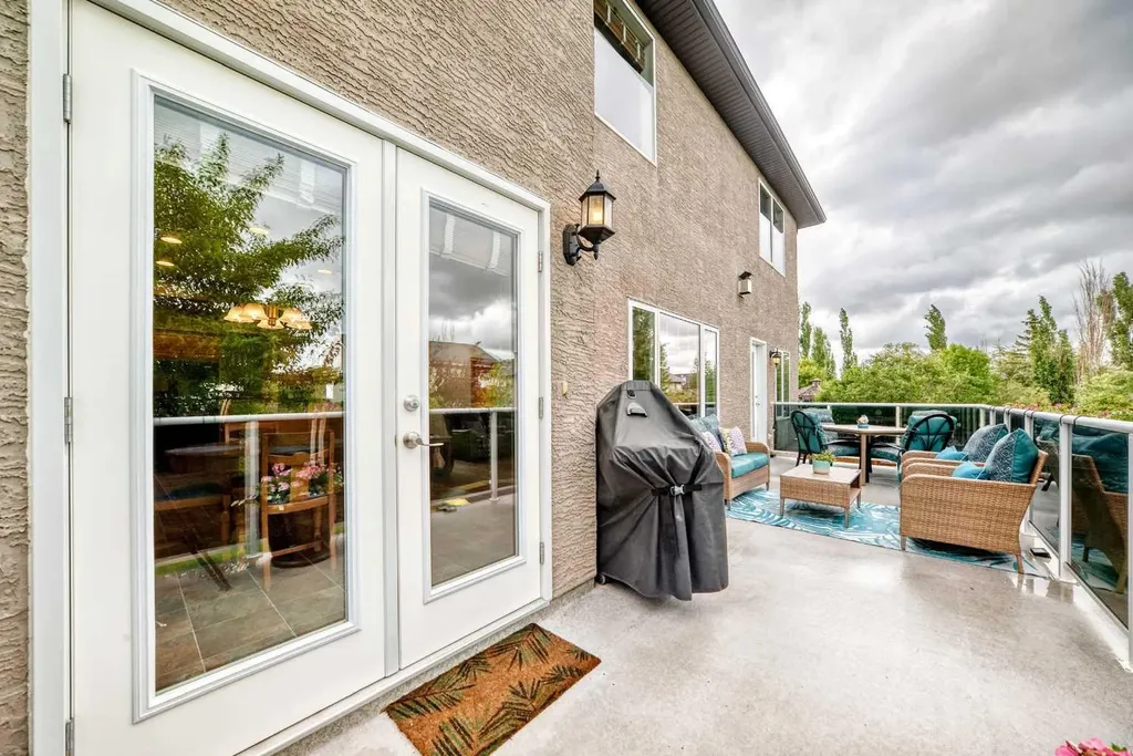 147 Oakmere Green Chestermere AB T1X 1N4