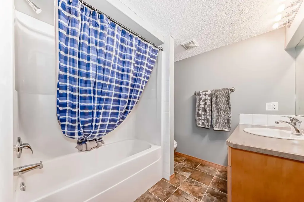 147 Oakmere Green Chestermere AB T1X 1N4