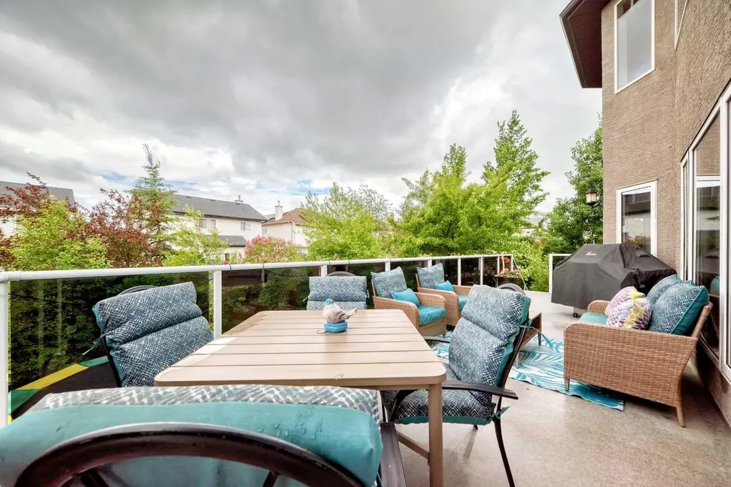 147 Oakmere Green Chestermere AB T1X 1N4