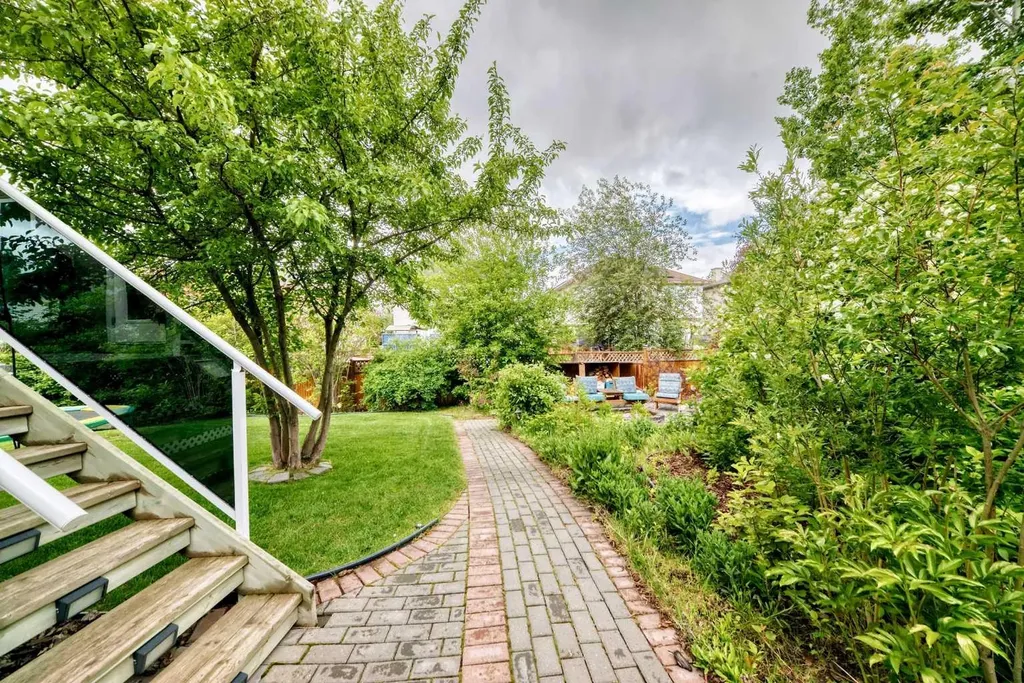 147 Oakmere Green Chestermere AB T1X 1N4