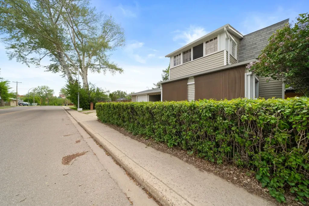 218 Altawana Avenue NE Medicine Hat AB T1A 5N7